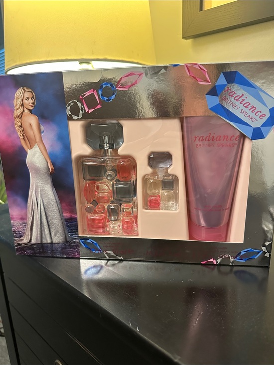 Accessories - Brittany Spears 
1.7 oz eau de parfum
.16 oz eau de parfum
3.3 oz body soufflé